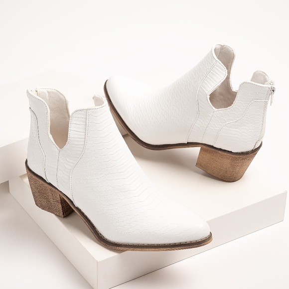 Snakeskin White Vegan Leather Ankle Booties Size 6.5 - Picture 3 of 5